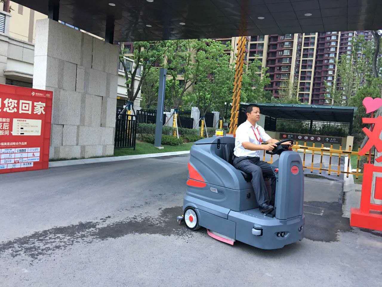駕駛式洗地機(jī)引領(lǐng)行業(yè)前行，創(chuàng)造現(xiàn)代社會(huì)的創(chuàng)建文明