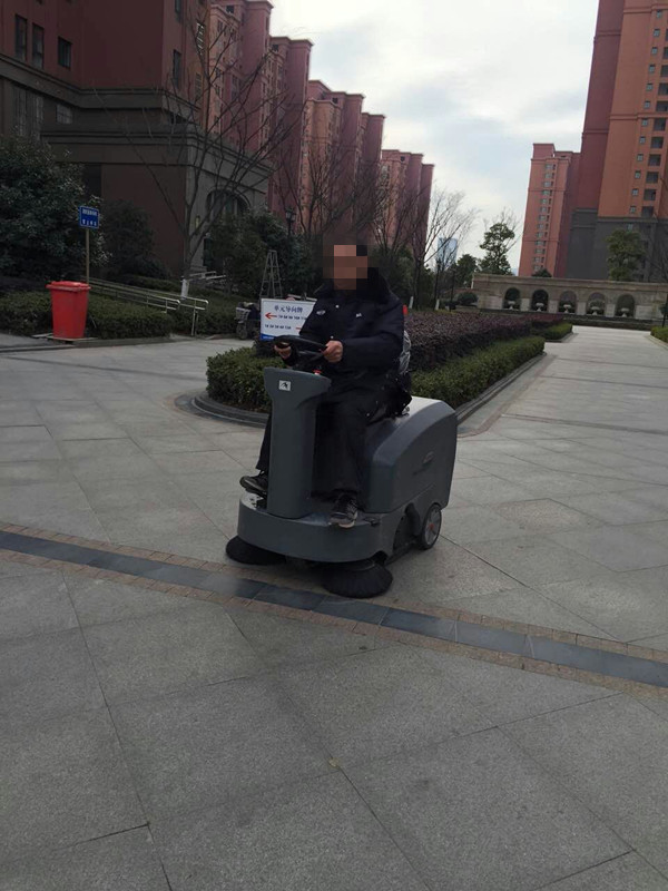 為什么越來越多的小區(qū)物業(yè)采購電動(dòng)駕駛式掃地機(jī)