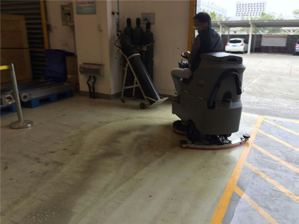 駕駛式洗地車哪個(gè)牌子好，怎么選？