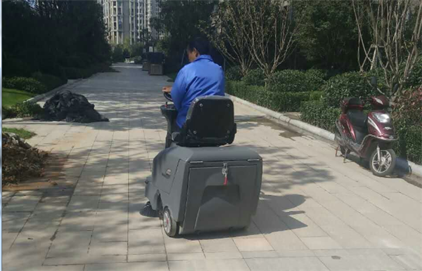 掃地車是工廠企業(yè)清掃的最佳選擇！